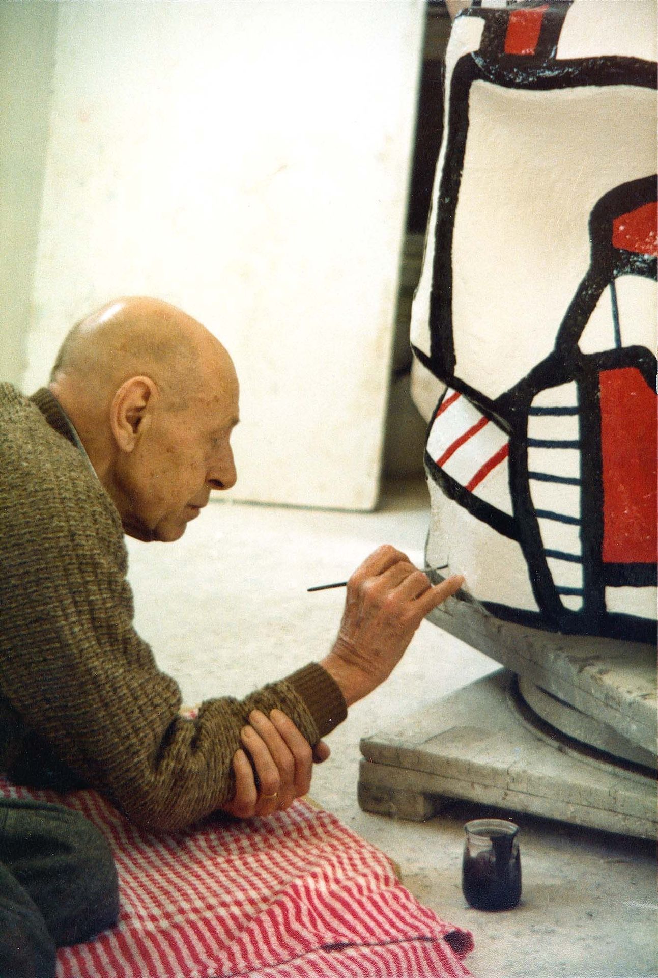 Jean Dubuffet signant l'une de ses sculptures monumentales, 1981 (photo DR)